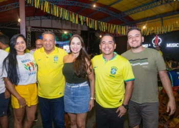 Em Dianópolis, noite de Copa vira encontro popular com Vanderlei Luxemburg