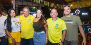 Em Dianópolis, noite de Copa vira encontro popular com Vanderlei Luxemburg