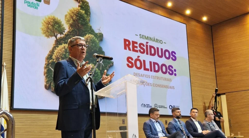 Em seminário sobre resíduos sólidos, presidente da ATM destaca esforços de gestores, frisa dificuldades e pede união dos Municípios