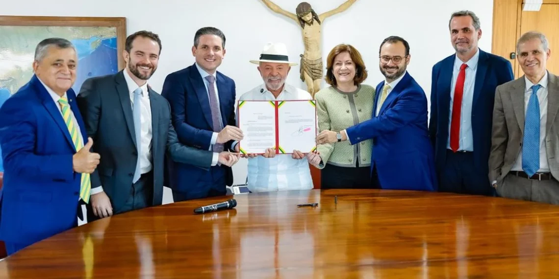 Presidente Lula da Silva entre ao presidente da Câmara, Hugo Motta, Projeto de Lei que amplia teto do MEI