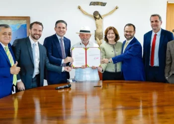Presidente Lula da Silva entre ao presidente da Câmara, Hugo Motta, Projeto de Lei que amplia teto do MEI