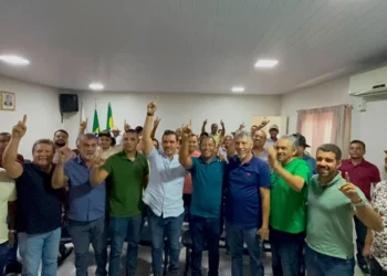 Ao lado do pré-candidato ao governo, Vicentinho Júnior, Osires Damaso cumpre agenda do sudeste do Estado