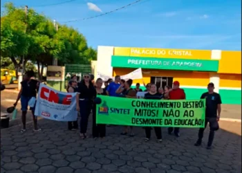 Professores da rede municipal de Arapoema realizam manifestação para cobrar pagamento em atraso e pressionar negociação com a categoria