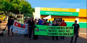 Professores da rede municipal de Arapoema realizam manifestação para cobrar pagamento em atraso e pressionar negociação com a categoria