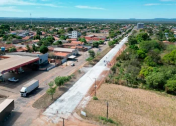Com recurso de mais de R$ 7,5 milhões, governador vistoria obras de revitalização da TO-342 em Miracema e Miranorte e anuncia investimento na educação