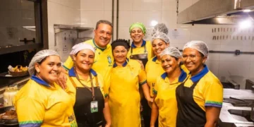 Vanderlei Luxemburgo assiste segundo jogo do Brasil na Copa ao lado da população de Paraíso do Tocantins