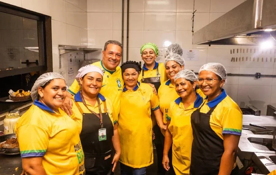 Vanderlei Luxemburgo assiste segundo jogo do Brasil na Copa ao lado da população de Paraíso do Tocantins