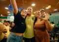 Vanderlei Luxemburgo celebra com a torcida palmense vitória do Brasil sobre o Jap