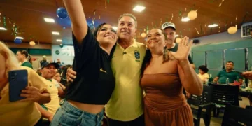 Vanderlei Luxemburgo celebra com a torcida palmense vitória do Brasil sobre o Jap