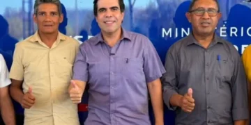 Ricardo Ayres prestigia entrega de veículos e equipamentos odontológicos do PAC a 56 municípios