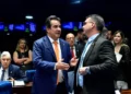 Presidente do Progressistas, Ciro Nogueira, e o presidenciável Flávio Bolsonaro, no Senado Federal (Foto: Waldemir Barreto/Agência Senado)