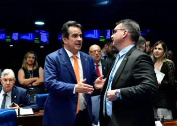 Presidente do Progressistas, Ciro Nogueira, e o presidenciável Flávio Bolsonaro, no Senado Federal (Foto: Waldemir Barreto/Agência Senado)