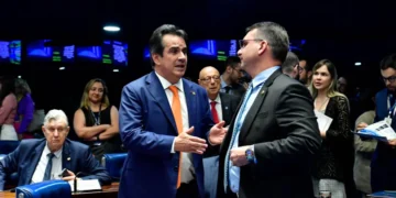Presidente do Progressistas, Ciro Nogueira, e o presidenciável Flávio Bolsonaro, no Senado Federal (Foto: Waldemir Barreto/Agência Senado)