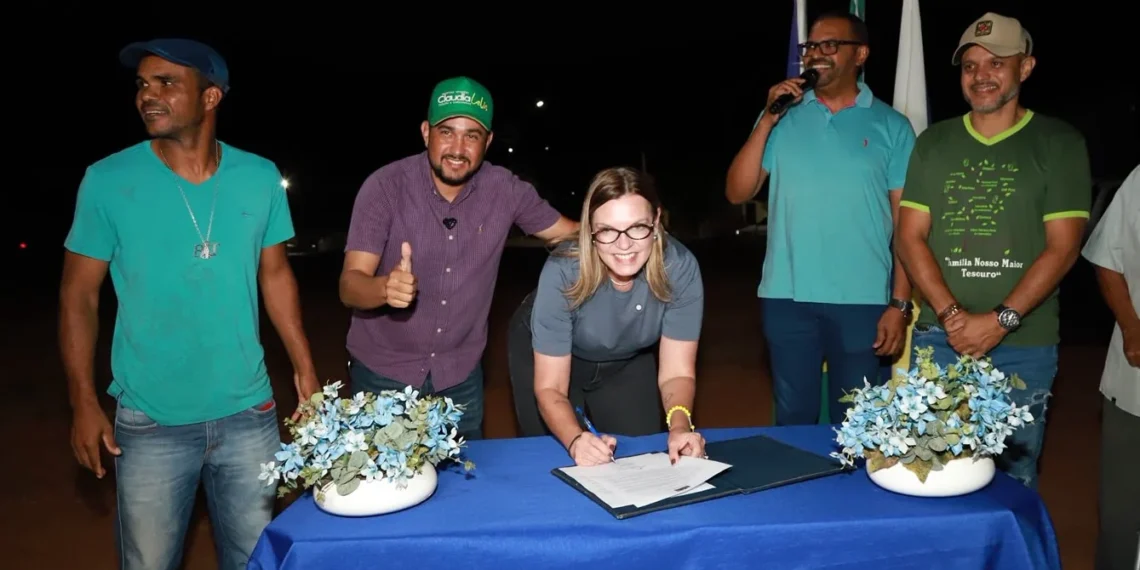 Deputada Claudia Lelis prestigia assinatura da ordem de serviço da Praça do Boi, em Natividade