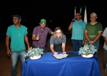 Deputada Claudia Lelis prestigia assinatura da ordem de serviço da Praça do Boi, em Natividade
