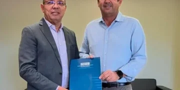 Secretário da Fazenda, Donizeth Silva, com o presidente da Fieto, Robero Pires (Foto: João Di Pietro/Secom)