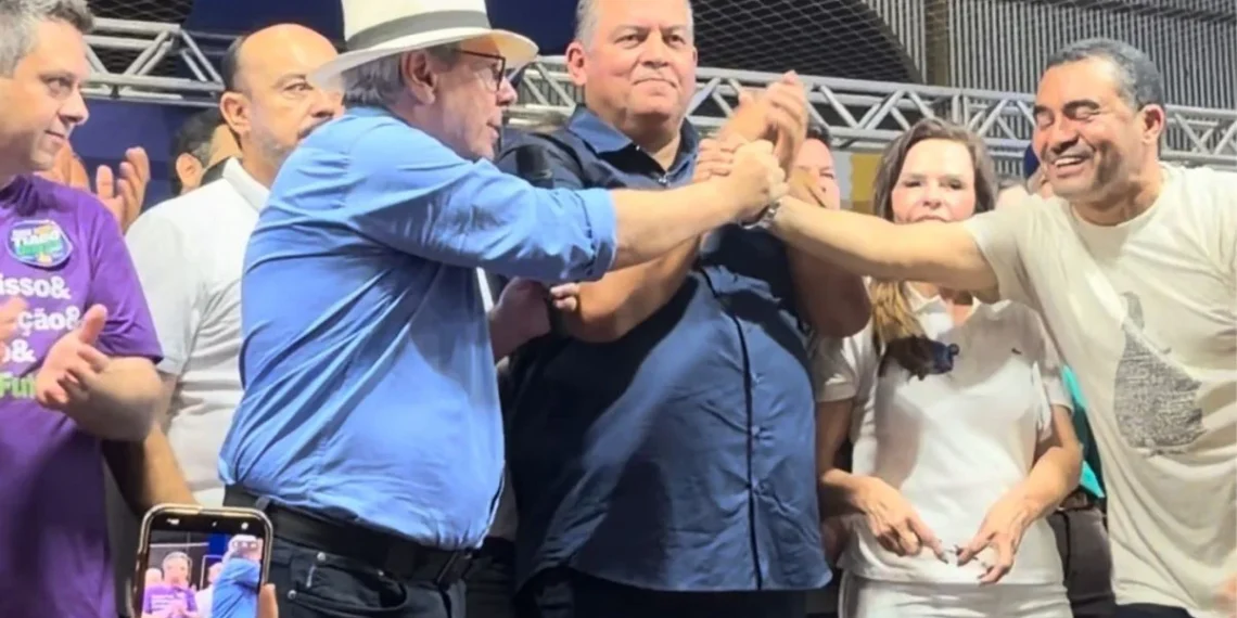 EM OFF | Adversário de 2022, Dimas dá boas-vindas a Wanderlei no palanque de Dorinha em Araguaína