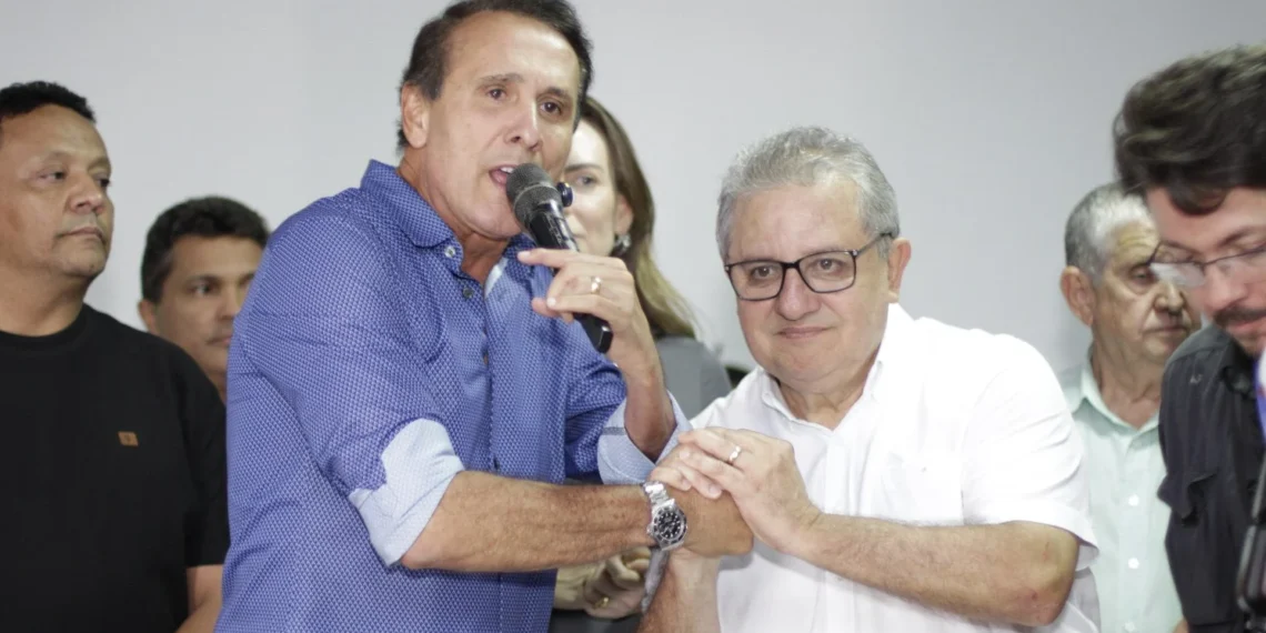 Carlos Gaguim, pré-candidato ao Senado, com o deputado estadual Jair Farias
