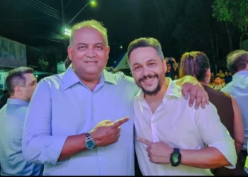 Senador Eduardo Gomes com o presidente da Câmara de Araguaína, Max Fleury (Foto: Divulgação)