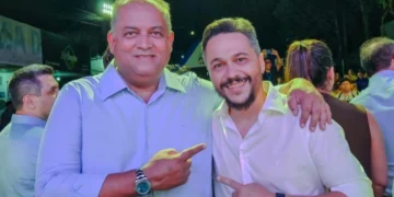 Senador Eduardo Gomes com o presidente da Câmara de Araguaína, Max Fleury (Foto: Divulgação)