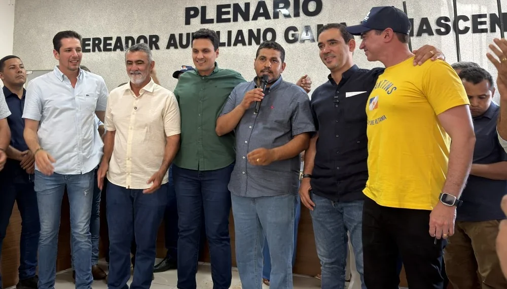 Iratã Abreu em agenda com o prefeito de Babaçulândia, Ismael Brito, e lideranças municipais e estaduais (Foto: Divulgação)