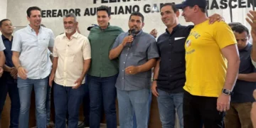 Iratã Abreu em agenda com o prefeito de Babaçulândia, Ismael Brito, e lideranças municipais e estaduais (Foto: Divulgação)