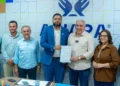 Ao lado de Paulo Mourão, Laurez Moreira firma termo de compromisso com Associação Comercial e Industrial de Araguaína (Foto: Divulgação)