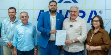 Ao lado de Paulo Mourão, Laurez Moreira firma termo de compromisso com Associação Comercial e Industrial de Araguaína (Foto: Divulgação)
