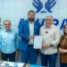 Ao lado de Paulo Mourão, Laurez Moreira firma termo de compromisso com Associação Comercial e Industrial de Araguaína (Foto: Divulgação)