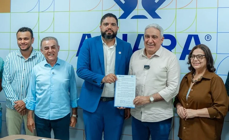 Ao lado de Paulo Mourão, Laurez Moreira firma termo de compromisso com Associação Comercial e Industrial de Araguaína (Foto: Divulgação)