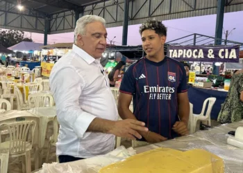 Vice-governador Laurez Moreira em agenda de pré-campanha na Feira da Arse 112 (Foto: Divulgação/Ascom)