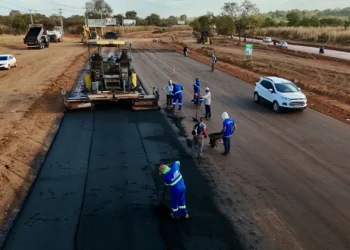 Em um mês, requalificação de trecho da Avenida Siqueira Campos em Palmas está 60% concluída e tráfego é liberado parcialmente