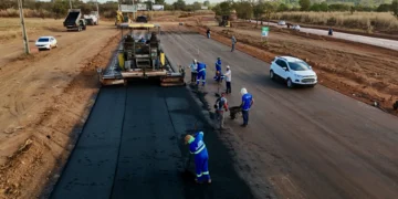 Em um mês, requalificação de trecho da Avenida Siqueira Campos em Palmas está 60% concluída e tráfego é liberado parcialmente