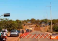 Ponte da Avenida Siqueira Campos tem número de faixas reduzido durante etapa final de obras de infraestrutura; resta cerca de 200 metros para a conclusão
