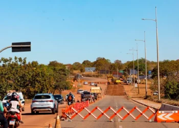 Ponte da Avenida Siqueira Campos tem número de faixas reduzido durante etapa final de obras de infraestrutura; resta cerca de 200 metros para a conclusão