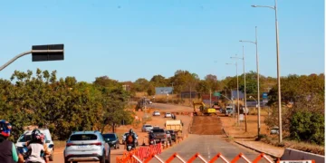 Ponte da Avenida Siqueira Campos tem número de faixas reduzido durante etapa final de obras de infraestrutura; resta cerca de 200 metros para a conclusão