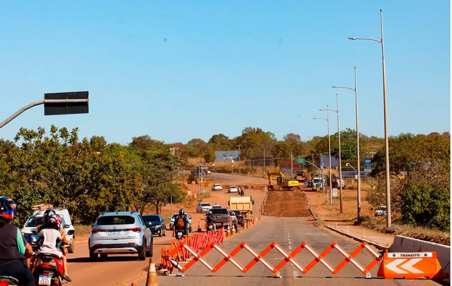 Ponte da Avenida Siqueira Campos tem número de faixas reduzido durante etapa final de obras de infraestrutura; resta cerca de 200 metros para a conclusão