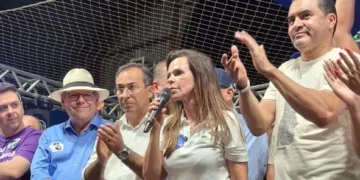 Dorinha Seabra em evento da pré-candidatura ao Palácio Araguaia em Araguaína ao lado do prefeito Wagner Rodrigues e do governador Wanderlei Barbosa