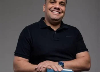 Robson Correa, pastor da Base Church, realiza lançamento oficial do livro Os Improváveis